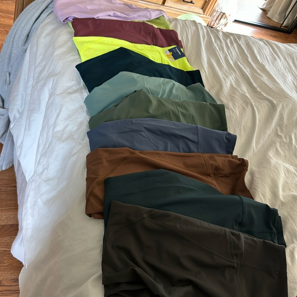 Lot of Old navy power soft high rise pocket leggings. Size medium.